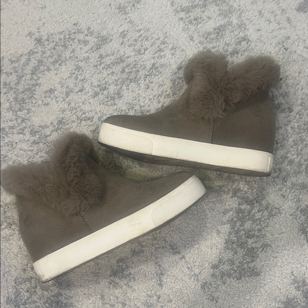 J/SLIDES Gray Fur-Lined Sneakers